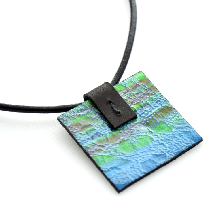 zawieszka-niebieska-z-zielonym-i-fioletem