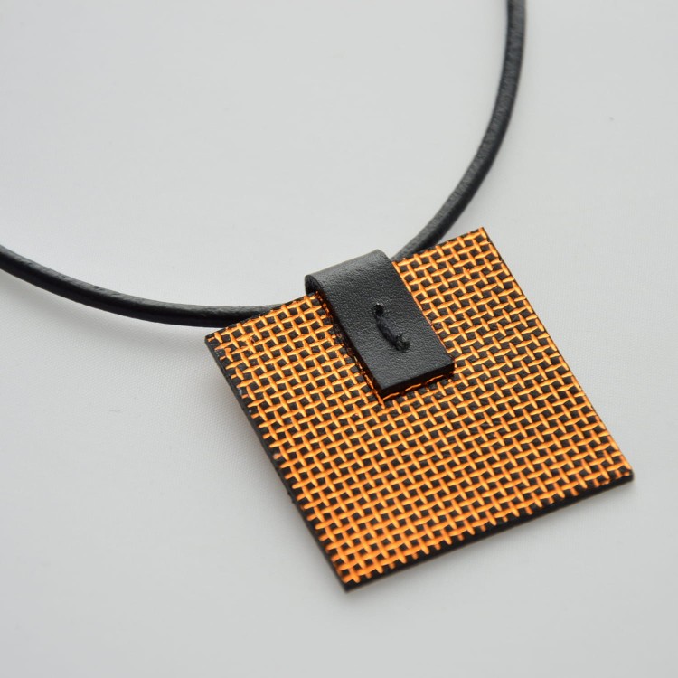 zawieszka-czarna-w-pomaranczowa-kratke