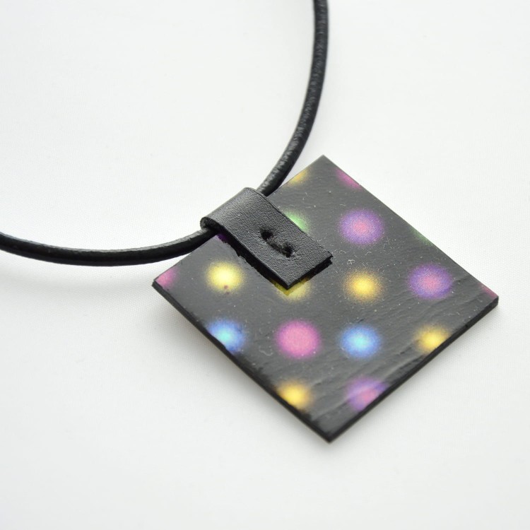 zawieszka-czarna-w-kolorowe-kropki