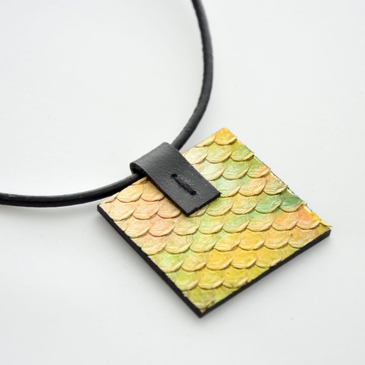 zawieszka-zolto-zielone-luski