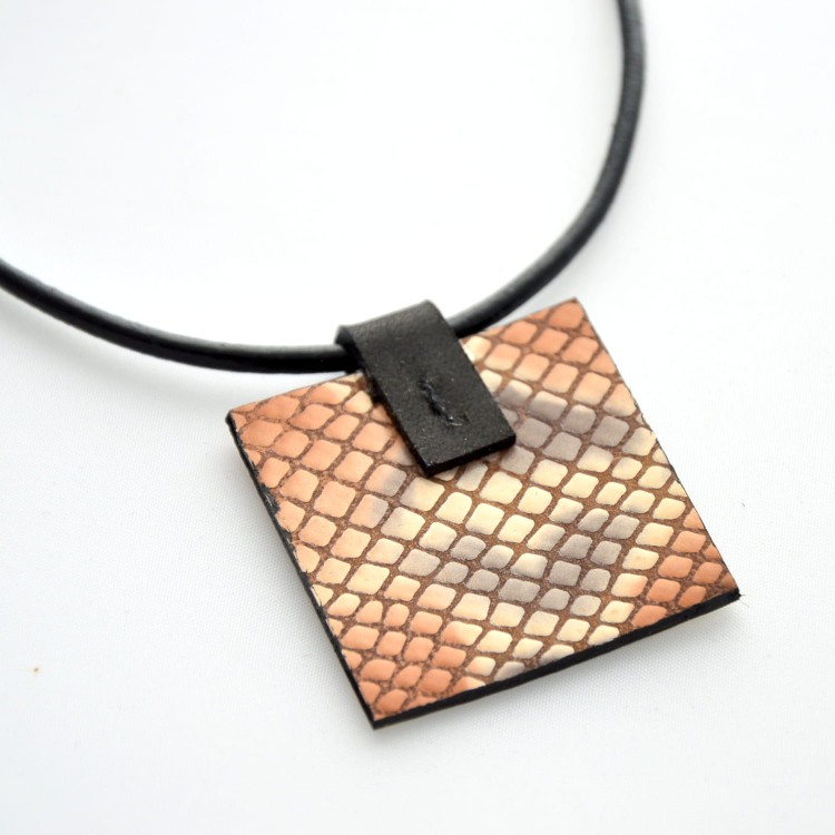 zawieszka-brazowa-wezowa-skora