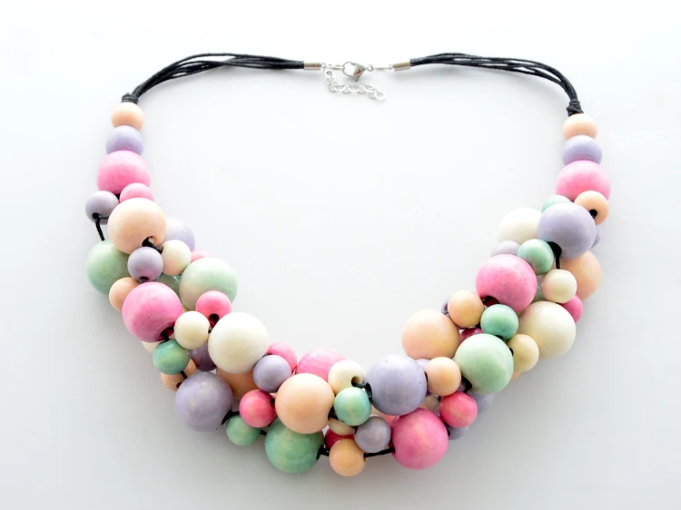 pastelowe-korale-drewniane