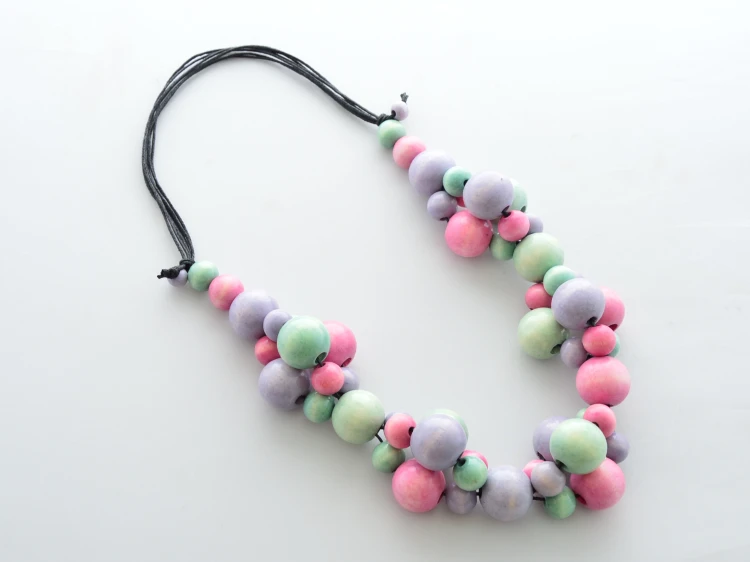 korale-drewniane-pastelowe