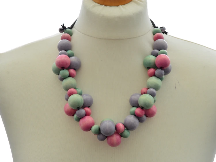 dlugi-naszyjnik-z-drewnianymi-koralami