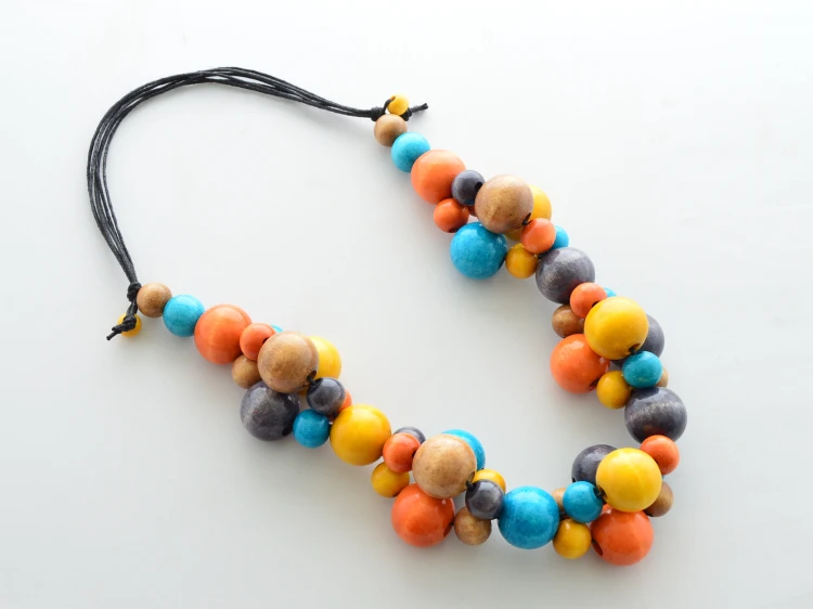 korale-drewniane-cieply-wiatr