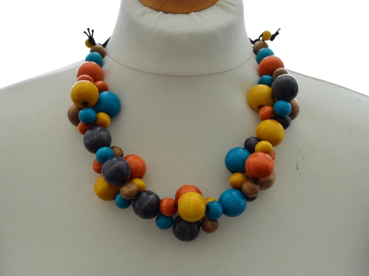 drewniane-korale-cieply-wiatr