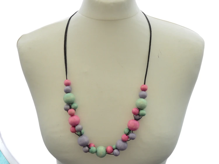 drewniane-korale-kolorowe