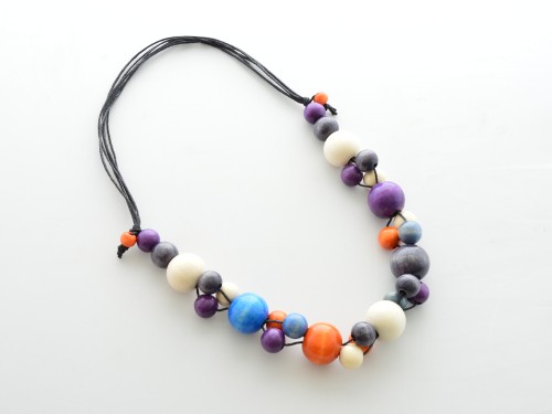 korale-drewniane-z-fioletem