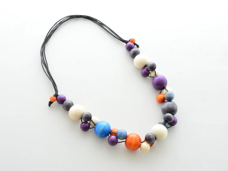 korale-drewniane-z-fioletem