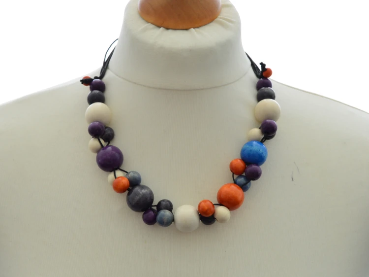 korale-drewniane-z-szarym