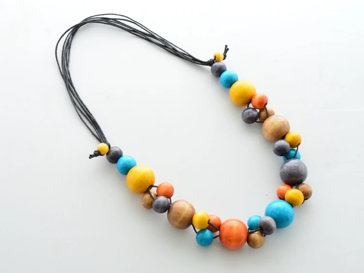 korale-drewniane-z-pomaranczowym