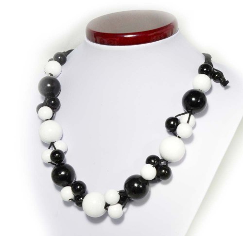 korale-drewniane-czarno-biale