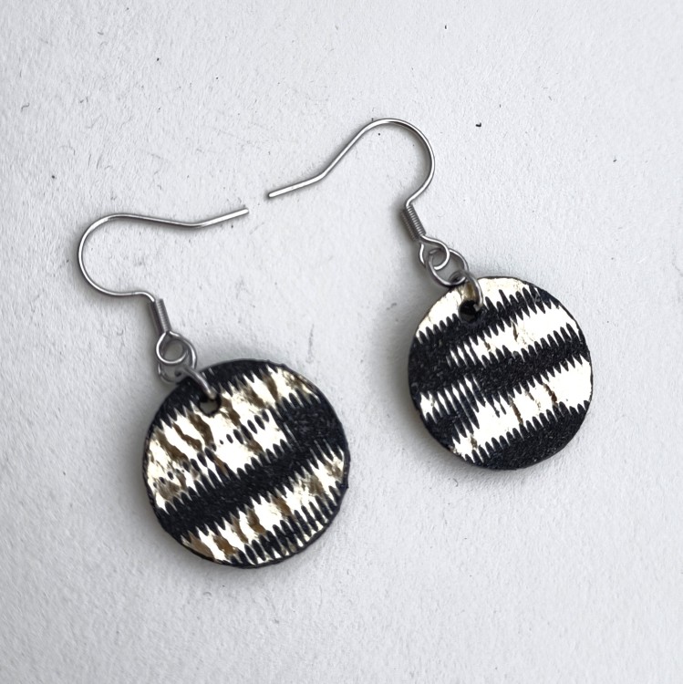 skorzane-wiszace-kolczyki