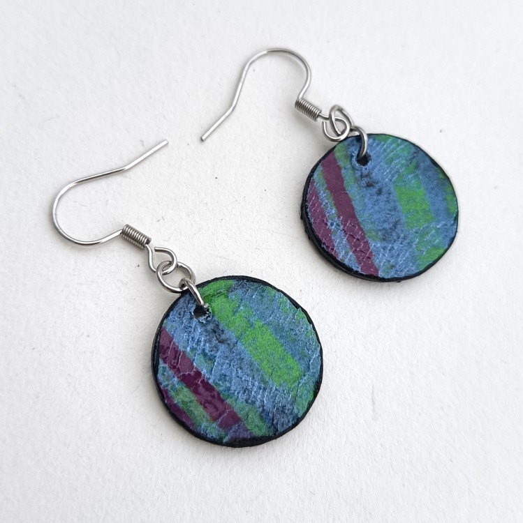 niebieskie-kolczyki-ze-skory-naturalnej