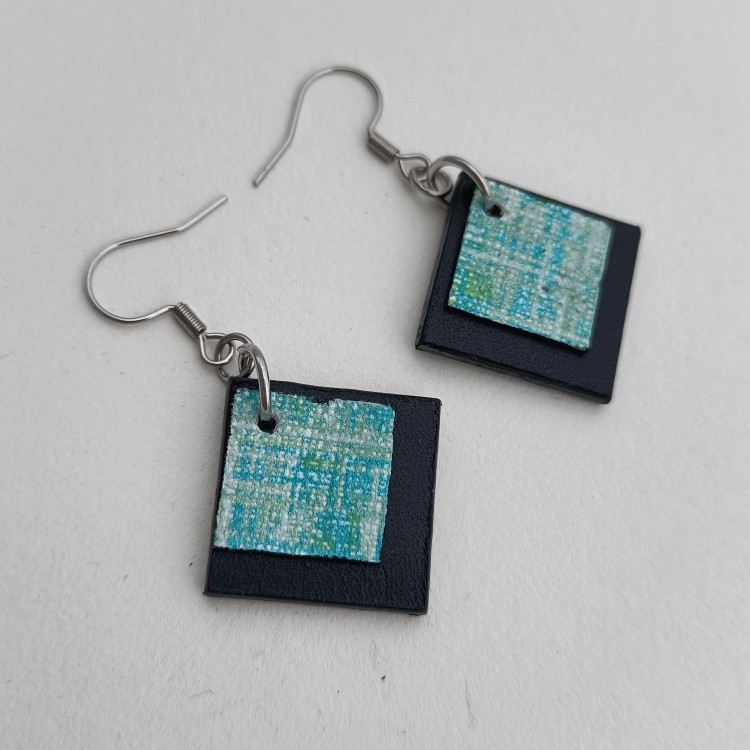 wiszace-krotkie-kolczyki-ze-skory