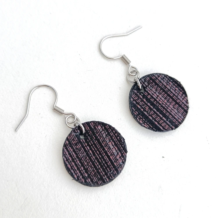 skórzane-kolczyki-wiszace-krotkie