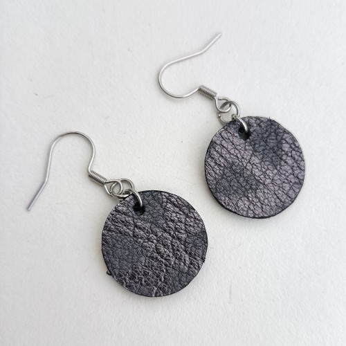 szare-skorzane-kolczyki