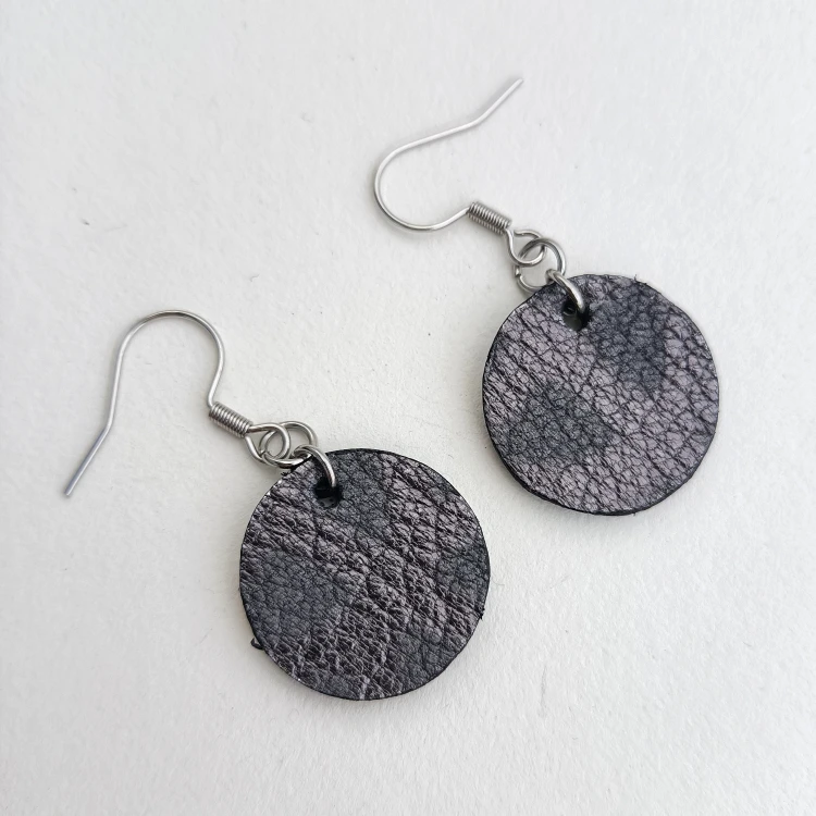 szare-skorzane-kolczyki