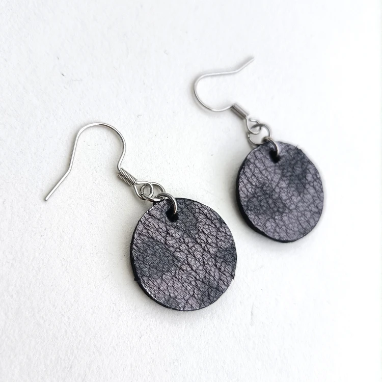 krotkie-skorzane-wiszace-kolczyki-szare