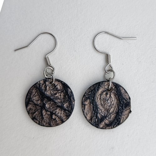 krotkie-wiszace-kolczyki-skorzane