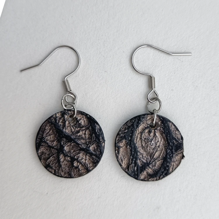 krotkie-wiszace-kolczyki-skorzane