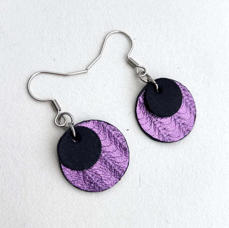 kolczyki-skorzane-czarno-fioletowe-wiszace