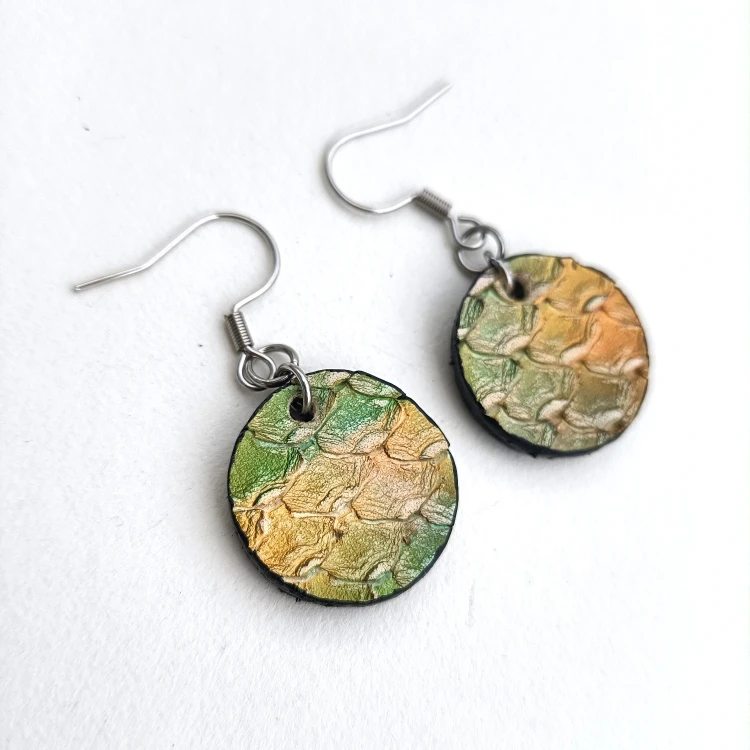 krotkie-kolczyki-z-naturalnej-skory-zolto-zielone