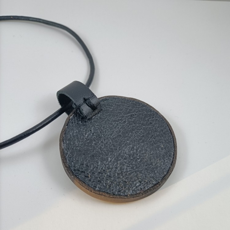 minimalistycny-naszyjnik-skorzany