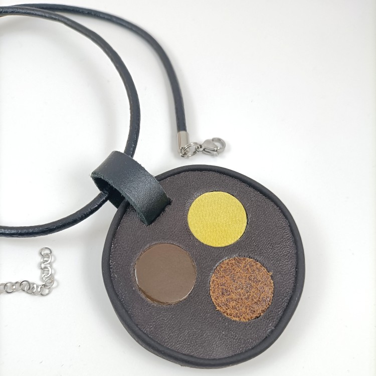 naszyjnik-skorzany-brazowy-w-kropki