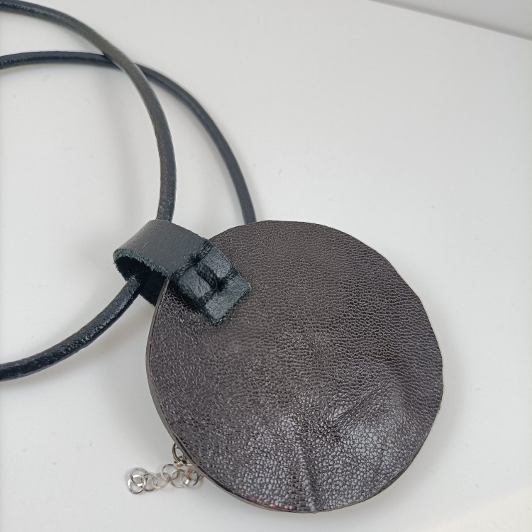 naszyjnik-z-naturalnej-skory-z-zawieszka