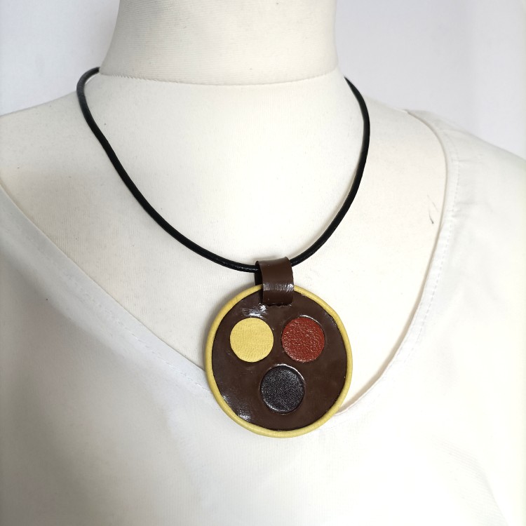 brazowa-okragla-duza-zawieszka-ze-skory