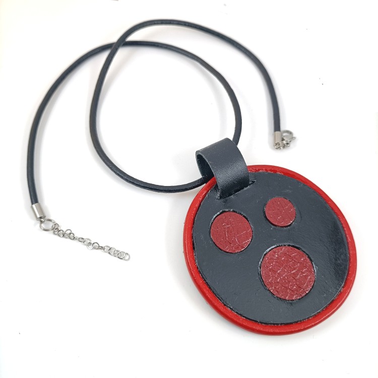 skorzana-zawieszka-czarno-czerwona