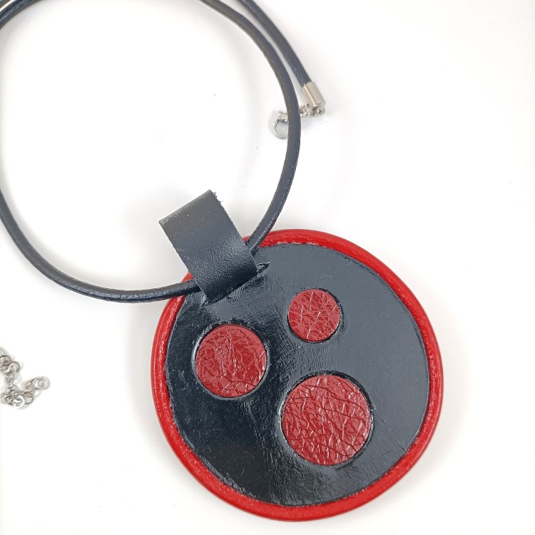 zawieszka-z-czarnej-skory