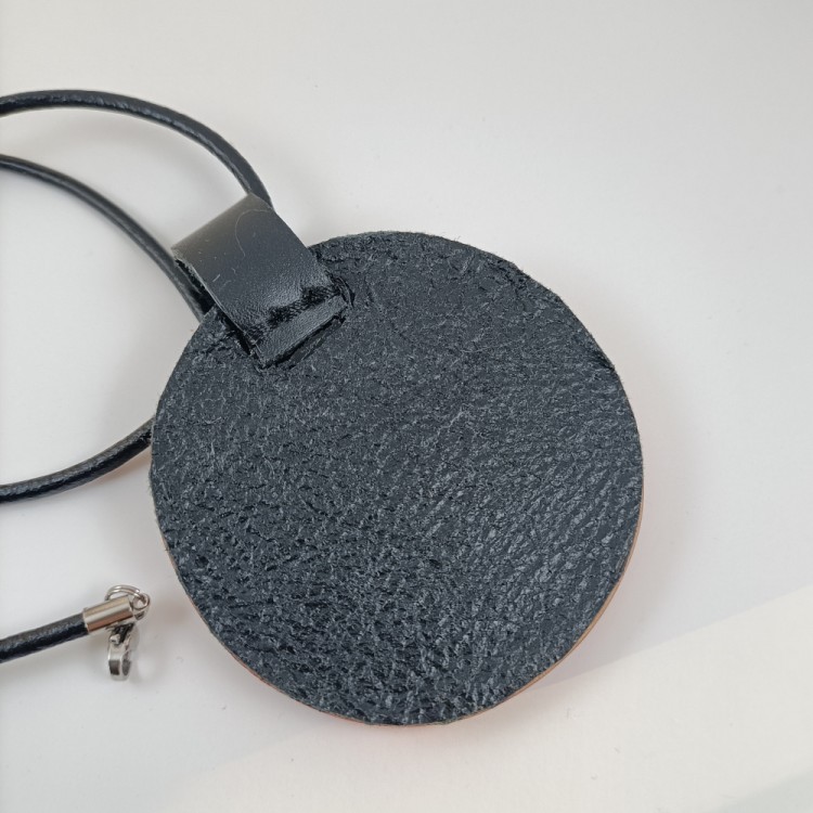 okragla-zawieszka-na-rzemieniu