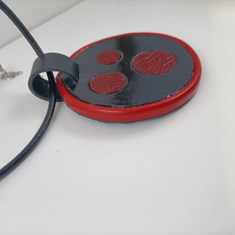 naszyjnik-skorzany-z-zawieszka