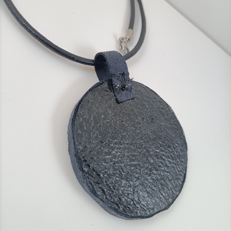 duza-skorzana-zawieszka-granatowa-na-rzemieniu