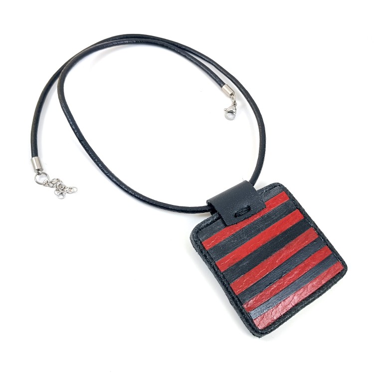 czerwona-zawieszka-z-naturalnej-skory-czern-i-czerwien