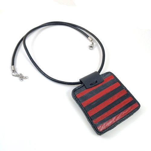 recznie-wykonana-skorzana-zawieszka-w-czarno-czerwone-paski