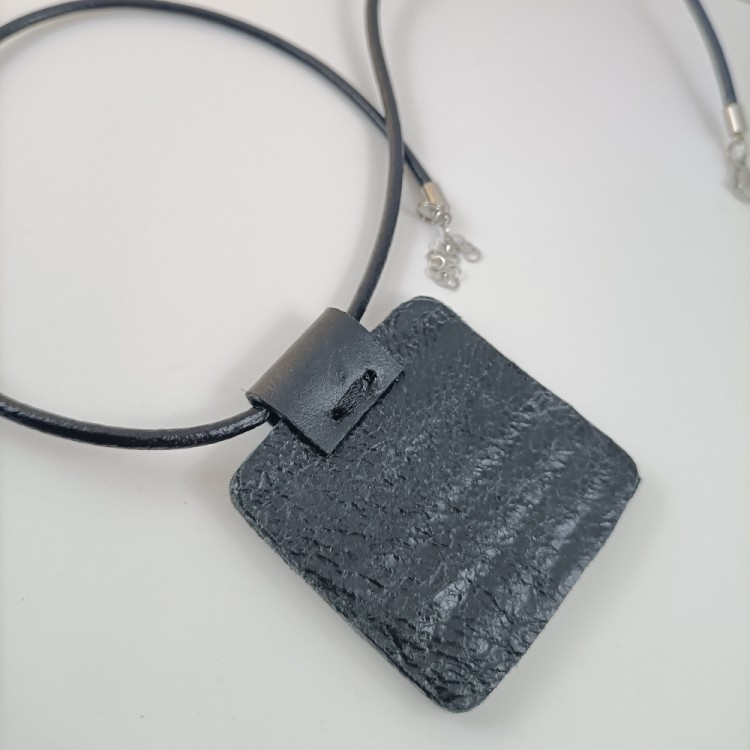 czarno-czerwona-zawieszka-z-naturalne-skory-rekodzielo