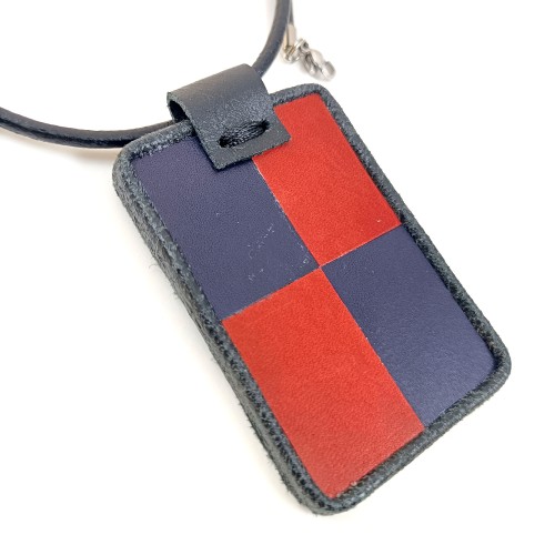 recznie-wykonana-zawieszka-skorzana-w-prodtokaty-czerwono-granatowe