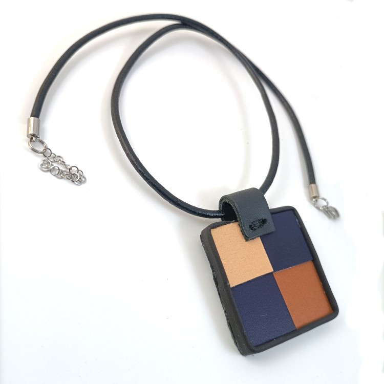 zawieszka-z-brazowo-granatowych-kwardatow-skorzanych