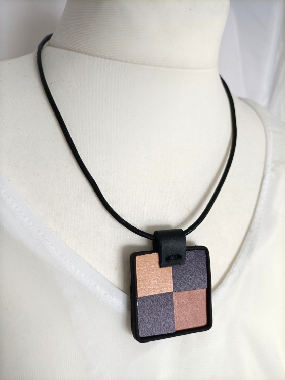 skorzana-zawieszka-kwadratowa