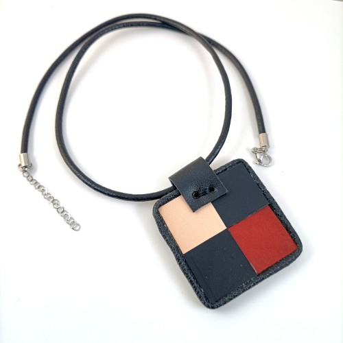 czarno-czerwona-zawieszka-z-naturalnej-skory