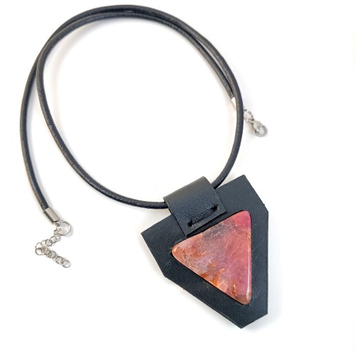 naszyjnik-skorzany-z-zawieszka-z-rozowym-agatem