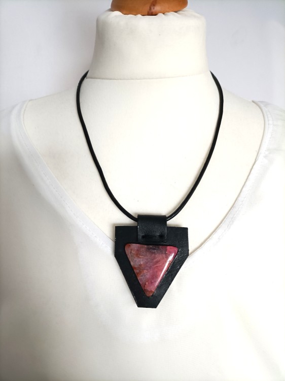 skorzana-zawieszka-na-rzemieniu