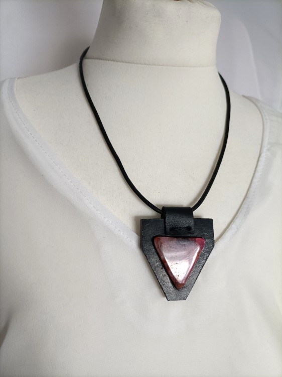 skorzana-bizuteria-z-kamieniami