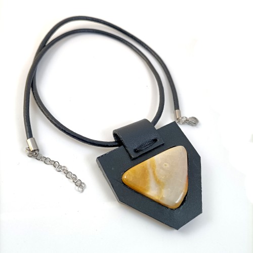 skorzany-naszyjnik-z-zawieszka