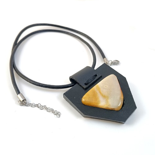 zawieszka-na-rzemieniu-czarna