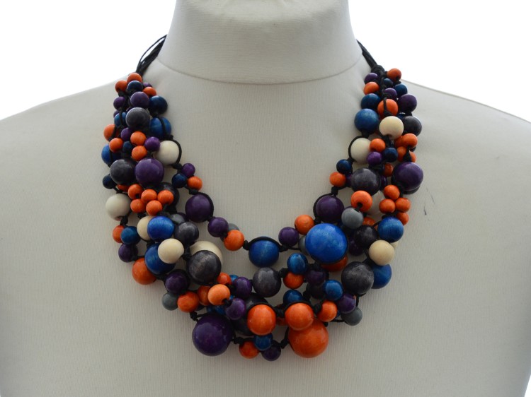 naszyjnik-z-drewnianych-koralikow