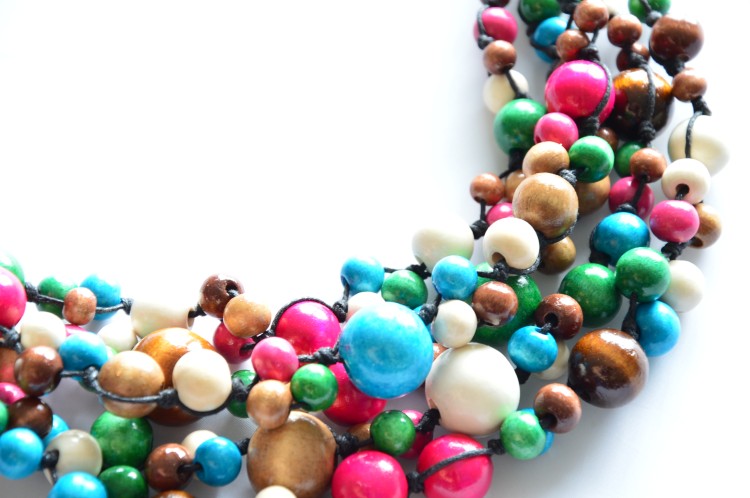naszyjnik-z-drewnianych-koralikow